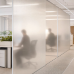 Pourquoi le plexiglass dépoli transforme les espaces professionnels modernes en 2026 ?