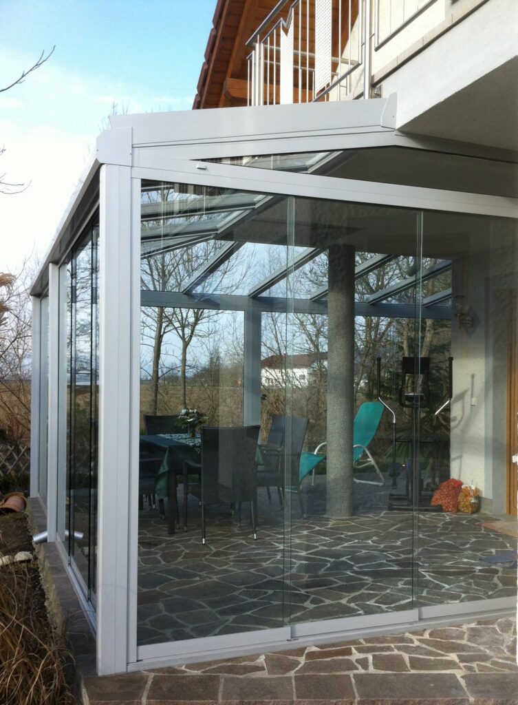 PLEXIGLAS® oder Glas? Der technische Vergleich für Wintergarten, Balkon, Vordach und Sichtschutz