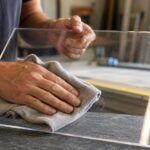 Acrylglas richtig reinigen – Kratzer, Schlieren und Materialschäden vermeiden