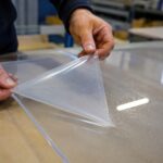 Pourquoi les surfaces acryliques attirent-elles autant la poussière et comment limiter le phénomène ?